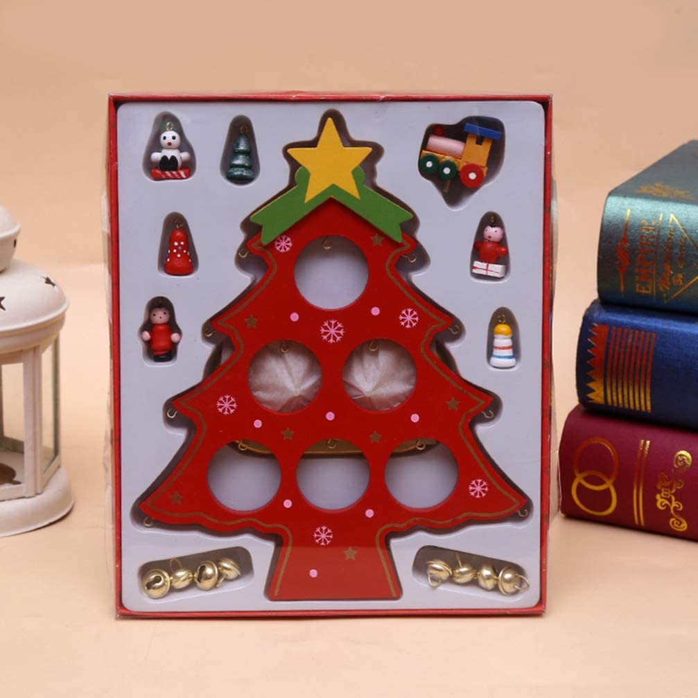 Дървена елха с миниатюрни орнаменти