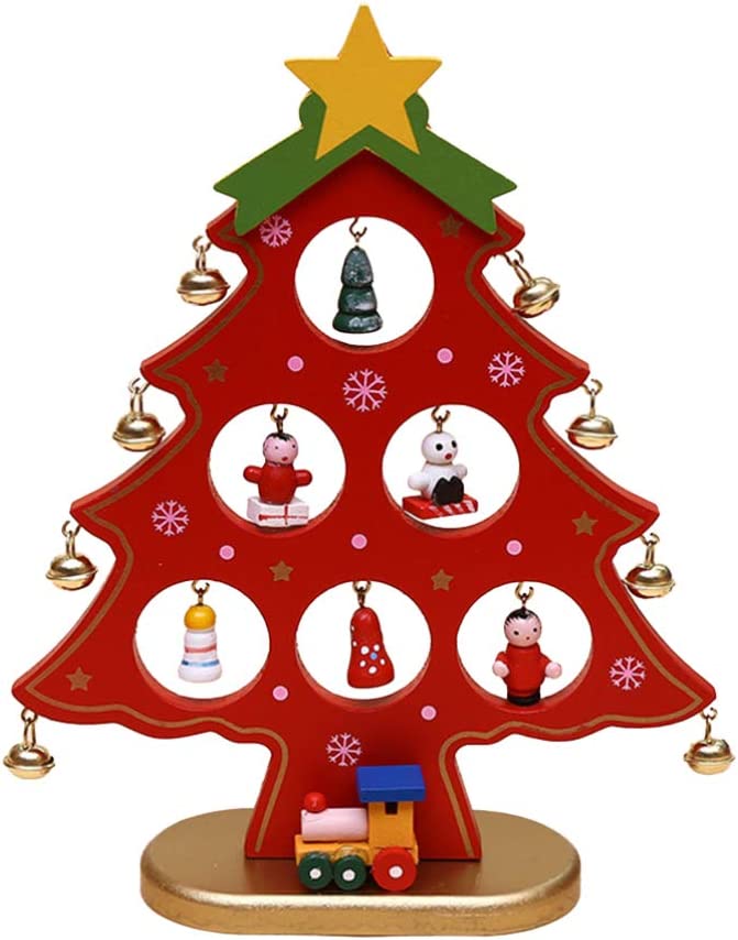 Дървена елха с миниатюрни орнаменти