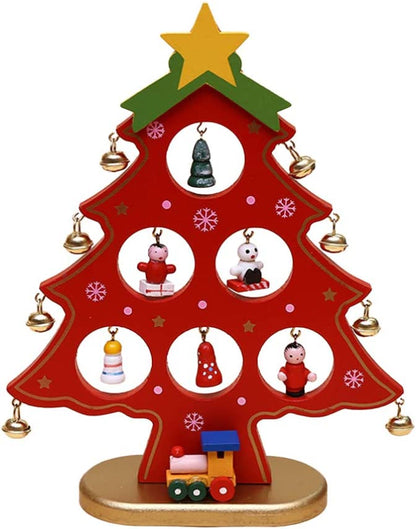 Дървена елха с миниатюрни орнаменти